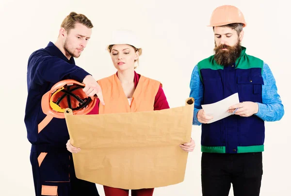 Concepto de trabajo en equipo. Hombres y mujeres con sombreros duros, cascos , — Foto de Stock