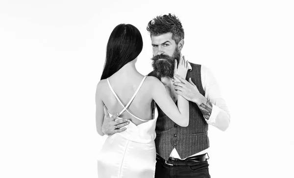 Mujer en vestido de novia con espalda desnuda y hombre en chaleco. Hipster con dama vestida, espacio para copiar. Pareja enamorada, novia y novio en ropa elegante, fondo blanco. Concepto de pareja elegante —  Fotos de Stock