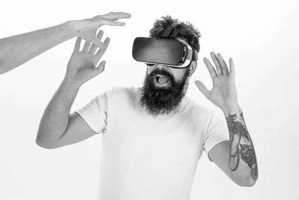 Homem com barba em óculos VR, fundo branco. Conceito de realidade virtual. O cara com display montado na cabeça interage com a mão na realidade virtual. Hipster usar tecnologias modernas para entretenimento — Fotografia de Stock