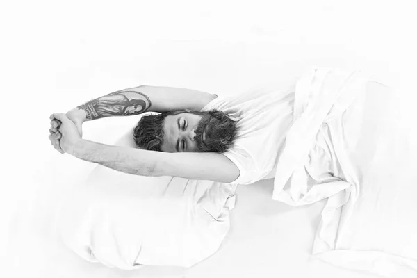 Bostezar y estirar el hombre despertando en la cama . —  Fotos de Stock