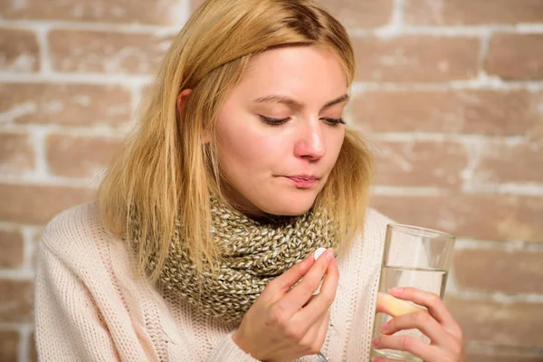 Maux de tête et médicaments contre la fièvre. Femme écharpe tousled cheveux tenir verre d'eau et comprimés blister. Fille se sent malade souffrent de fièvre et de prendre des médicaments. Pilules pour briser la fièvre. Prendre des médicaments pour réduire la fièvre — Photo