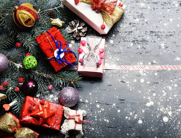 Wintertijd en nieuwjaarskaart. Decor gemaakt van geschenken — Stockfoto