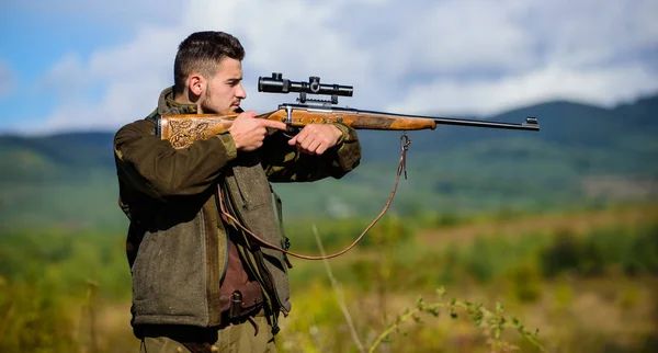 Homme chassant l'environnement naturel. Arme de chasse pistolet ou fusil. Activité de passe-temps masculin. Cible de chasse. Homme chasseur visant fusil arrière-plan nature. L'expérience et la pratique donnent du succès à la chasse — Photo