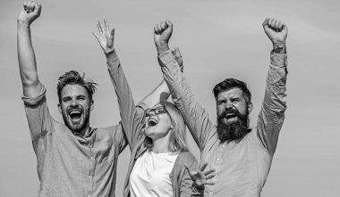 Özgürlük kavramı. Şirket üç mutlu meslektaş ofis çalışanları özgürlük, gökyüzü arka plan tadını çıkarın. Çalışanların özgürlük hissi tadını çıkarın. Erkekler resmi aşınmaya sakal ve gözlük sarışın iş bitmiş