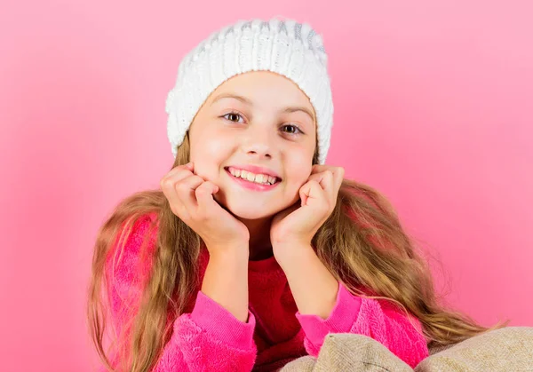여자 긴 머리 꿈 핑크 배경입니다. 아이가 꿈꾸는 착용 니트 모자. 겨울 시즌 coziness 특성입니다. 겨울 시즌 개념입니다. 겨울 패션 액세서리입니다. 아이 여자 니트 모자. 겨울 액세서리 개념 — 스톡 사진