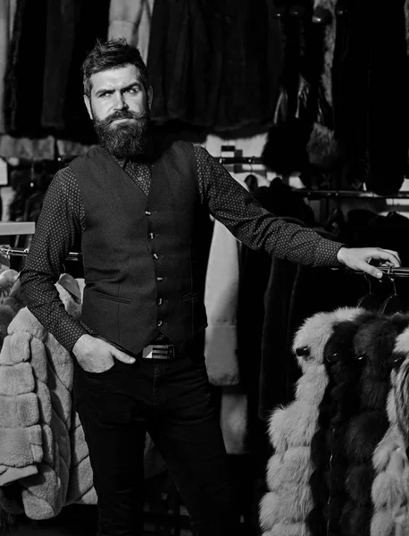 Moda Dükkanı düşünceli yüzü olan satıcı — Stok fotoğraf