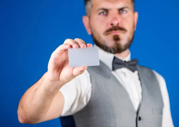 簡単にお金のクレジット。男は髭ヒップスター ホールド空白カード青背景です。このカードを取る。簡単な買い物をします。これは銀行クレジット カード簡単 get です。銀行やクレジットの概念。プラスチック バンク カード コピー スペース — ストック写真