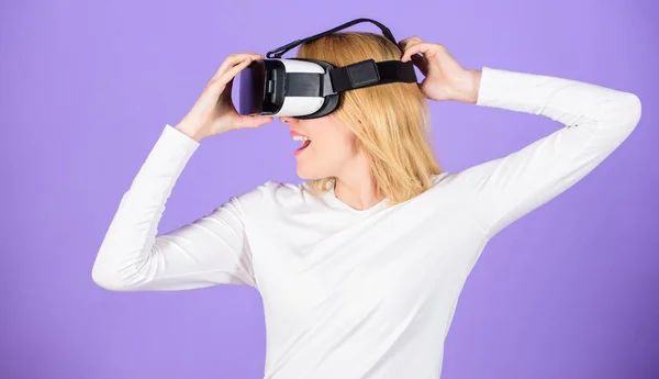 Virtuelle Realität erforschen. Frau halten vr Headset Brille violetten Hintergrund. digitales Gerät und moderne Möglichkeiten. Virtuelle Realität und Zukunftstechnologien. Mädchen verwenden moderne Technologie vr Headset — Stockfoto