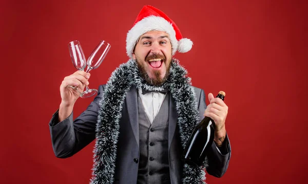 Baas Tinsel is klaar om Nieuwjaar te vieren. Ideeën van bedrijfspartij werknemers zullen ervan houden. Man met baard vrolijke hipster santa houden champagne en glazen. Zakelijk kerstfeest. Kerstfeest organisatoren — Stockfoto