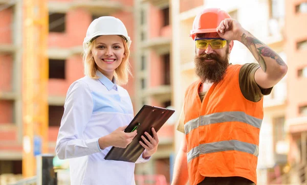 Compra de materiais de construção. Indústria da construção. Foreman estabeleceu fornecimento de materiais de construção. Especialista e construtor comunicar sobre o fornecimento de materiais de construção. Conceito de negócio bem sucedido — Fotografia de Stock