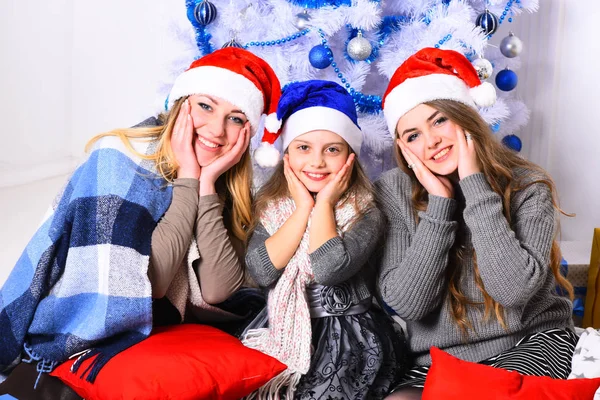 Familj eller vänner i Santa hattar nära nuvarande lådor — Stockfoto