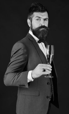 Doğum günü partisi. Eski moda takım elbiseli maço Alkollü içecekle tezahürat yapıyor