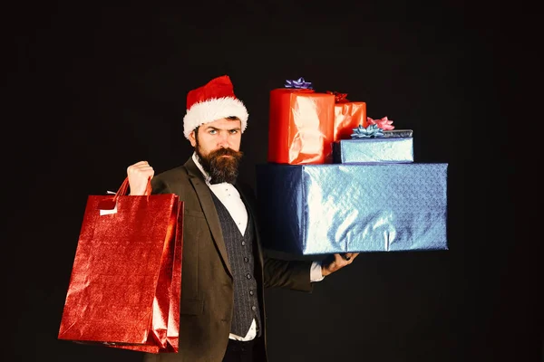 Manager con barba e mucchio di regali. Le vendite di Capodanno — Foto Stock