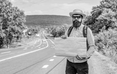 Kısa genel yönergeleri. Adam boş kağıt işareti, kopya alanı olan yol kenarına standında otostopçu sakallı. İşareti adı hedef ile kullanılarak faydalanmaktadır. Gitmek istediğiniz gösterge ile karton işareti