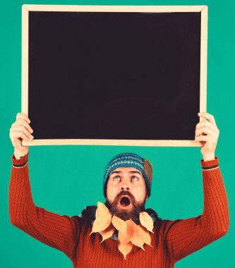 Hipster sürpriz yüz ve sakal sonbahar yaprakları ile