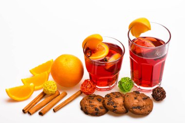 İçki sezon kavramının. Beyaz arka plan üzerinde sulu turuncu meyve yakınındaki sıcak içecek gözlükle kapatın. İçki ya da içecek tarçın, portakal meyve ve çikolata damla ile tanımlama