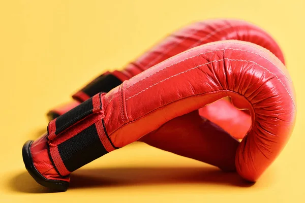 Guantes de boxeo en color rojo sobre fondo amarillo. —  Fotos de Stock