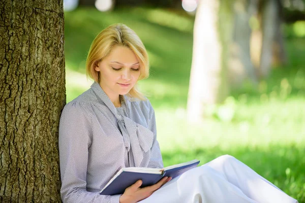 Boeken elk meisje moet lezen. Meisje geconcentreerde sit park Lees boek natuur achtergrond. Lezing inspirerende boeken. Vrouwelijke literatuur. Ontspannen ontspanning een hobby-concept. Beste zelfhulp boeken voor vrouwen — Stockfoto