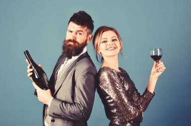 Kaç aşk şarap gülümseyen ve zor tatma içinde yüzler