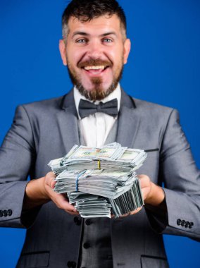 Nakit kolay ve hızlı bir şekilde olsun. Nakit işlem iş. Adam mutlu kazanan zengin doları banknot yığını mavi arka plan tutun. Piyango kavramı kazanmak. Kolay nakit krediler. İşadamı nakit para var.