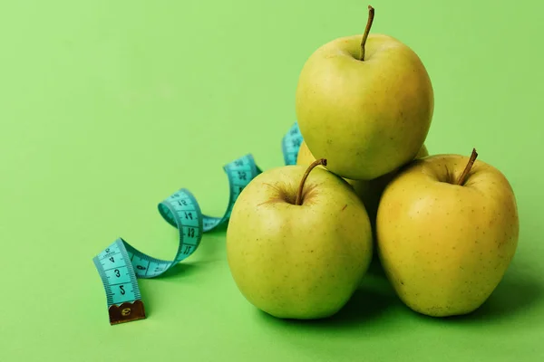 Äpplen i klargrön färg och tvinnat måttband — Stockfoto