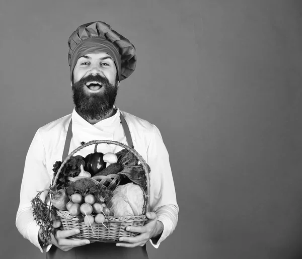 Chef sostiene repollo, rábano, brócoli con lechuga y ajo —  Fotos de Stock