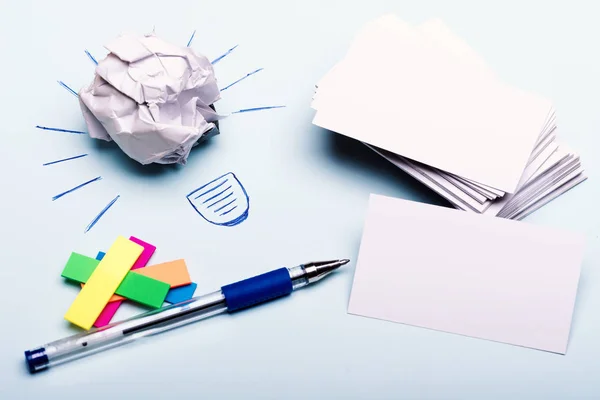 Papel arrugado y rayos dibujados haciendo bombilla — Foto de Stock