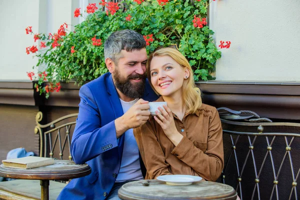 Paar knuffelen café terras. Dingen weten voordat je datum zakenman. Zoeken en datum zakenman. Meisje daten met zakenman. Paar in liefde sit café terras genieten van koffie. Dating zakenman — Stockfoto