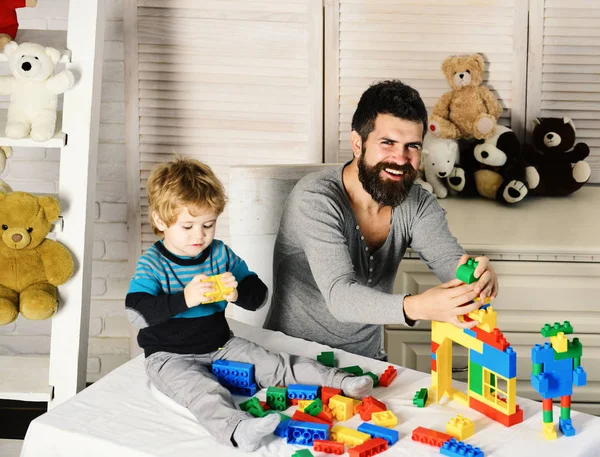 Padre Hijo Con Caras Felices Crean Construcciones Coloridas Con Ladrillos — Foto de Stock