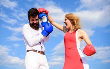 Hazır olmak sizin açınızdan savunmak. Sizce çatışma savunmak. Çift aşk mücadelede. Erkek ve kadın boks eldiveni mavi gökyüzü arka plan mücadele. İlişkiler ve aile hayatı her gün mücadele olarak