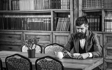 Adam okuma ve vintage roo kahve