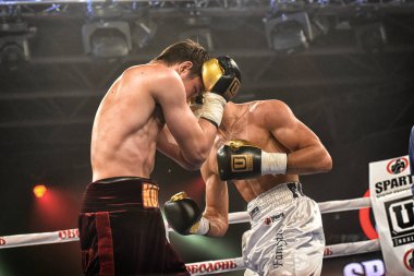 Kiev, Ukrayna - 16 Eylül 2017: Sparta boks Haritayı dahil altı sıralaması mücadele. Milli Güvenlik'Olimpiyskiy, Kiev, Ukrayna sıralaması için kavga sırasında halka tanımlanamayan bir boksörler