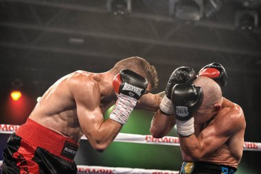 Kiev, Ukrayna - 16 Eylül 2017: Sparta boks Haritayı dahil altı sıralaması mücadele. Milli Güvenlik'Olimpiyskiy, Kiev, Ukrayna sıralaması için kavga sırasında halka boksörler Ismael Garcia ve Denys Berinchyk