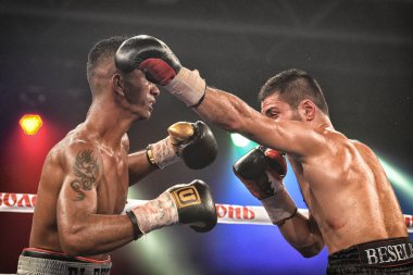 Kiev, Ukrayna - 16 Eylül 2017: Sparta boks Haritayı dahil altı sıralaması mücadele. Milli Güvenlik'Olimpiyskiy, Kiev, Ukrayna sıralaması için kavga sırasında halka tanımlanamayan bir boksörler