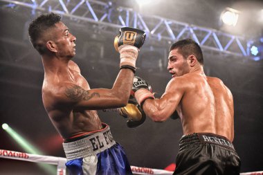 Kiev, Ukrayna - 16 Eylül 2017: Sparta boks Haritayı dahil altı sıralaması mücadele. Milli Güvenlik'Olimpiyskiy, Kiev, Ukrayna sıralaması için kavga sırasında halka tanımlanamayan bir boksörler