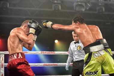 Kiev, Ukrayna - 16 Eylül 2017: Sparta boks Haritayı dahil altı sıralaması mücadele. Milli Güvenlik'Olimpiyskiy, Kiev, Ukrayna sıralaması için kavga sırasında halka tanımlanamayan bir boksörler