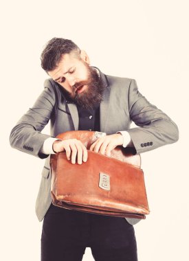 Avukat akıllı takım elbise ve telefonu konuşurken sakallı.