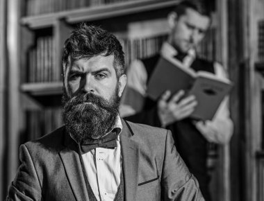 Sıkı Genç sakallı adam portresi veya ciddi bir yüz ve Kütüphane adamla defocused arka plan, kitap okuma, fotoğraf bakarak