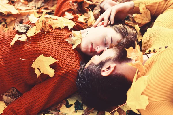 Mädchen und bärtiger Kerl oder glückliche Liebhaber beim Date kuscheln — Stockfoto