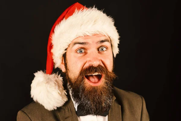 Papai Noel em chapéu de Natal vermelho e laço em preto — Fotografia de Stock