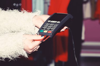 Ufuk arka plan üzerinde okuyucusuna bankcard el koyar