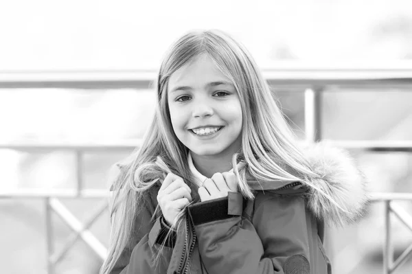 Szőke hosszú hajú lány mosolyog szabadtéri — Stock Fotó