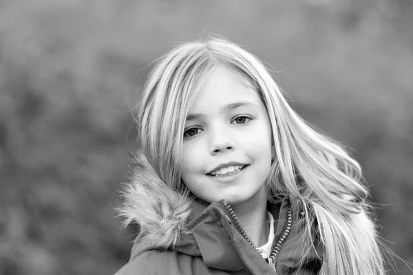 Dziewczyna z uśmiechem blond długie włosy na środowisko naturalne — Zdjęcie stockowe