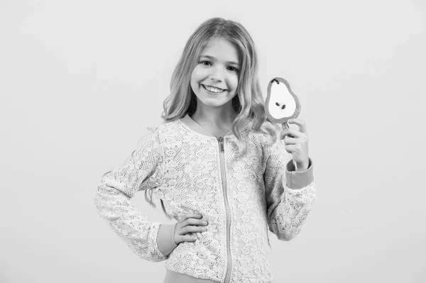 小さな女の子の笑顔でロリポップ、スナック — ストック写真