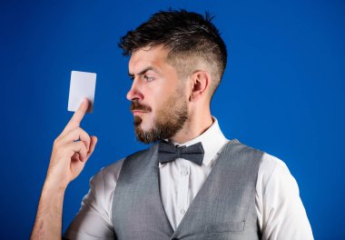 Adam hipster tutun plastik boş kart mavi arka plan sakallı. Bu kartı al. Kolay alışveriş yapmak. Bankacılık ve kredi kavramı. Plastik banka kartı. Kolay para kredi. Hangi banka kredi kartı almak kolay