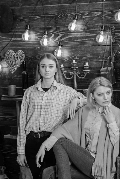 Duygulu akşam kavramı. Arkadaş veya kız kardeşim hoş gamekeepers evde, iç arka plan akşamın. Kızlar tatilde rahatlatıcı. Kızlar sakin yüzler üzerinde dinlenme yaparken sıcak atmosferinin keyfini çıkarın