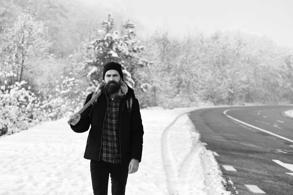 Kar ve arka plan üzerinde yol ile sıkı yüzü olan adam.