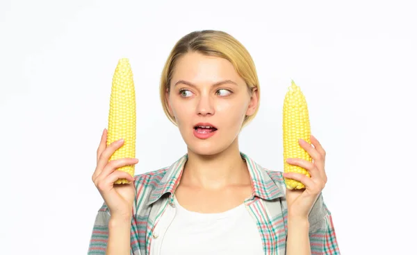 做出健康的选择 素食产品 女孩只吃或大多吃未经煮熟和未加工的食物 女农民选择白色背景上的黄色玉米芯 女孩乡村风格举行成熟的玉米 — 图库照片
