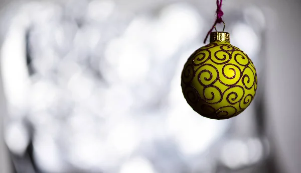 装饰概念。圣诞装饰或玩具为圣诞树与闪闪发光的细节。节日装饰圣诞树, 黄色球与闪闪发光的装饰, 在白色模糊的背景 — 图库照片