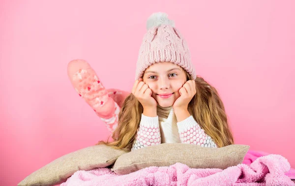 아이 여자 니트 모자와 스카프 겨울 액세서리 개념입니다. 여자 긴 머리 꿈 핑크 배경입니다. 겨울 시즌 개념입니다. 아이가 꿈꾸는 착용 니트 모자. 겨울 휴식 하 고 이완. 겨울 패션 액세서리 — 스톡 사진